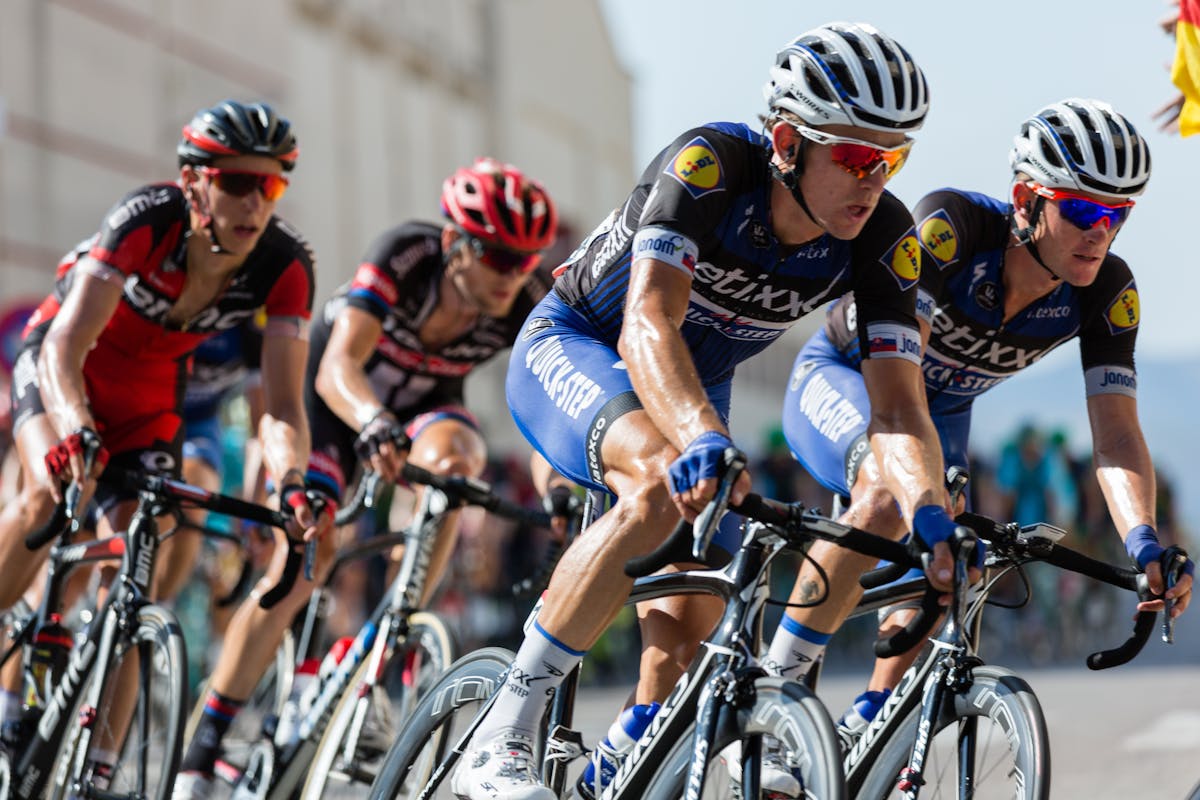 掘密彩票 — 篮球场地与运动剪影